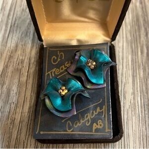Beautiful vintage handmade flower earrings. Made in Calgary. Never worn.